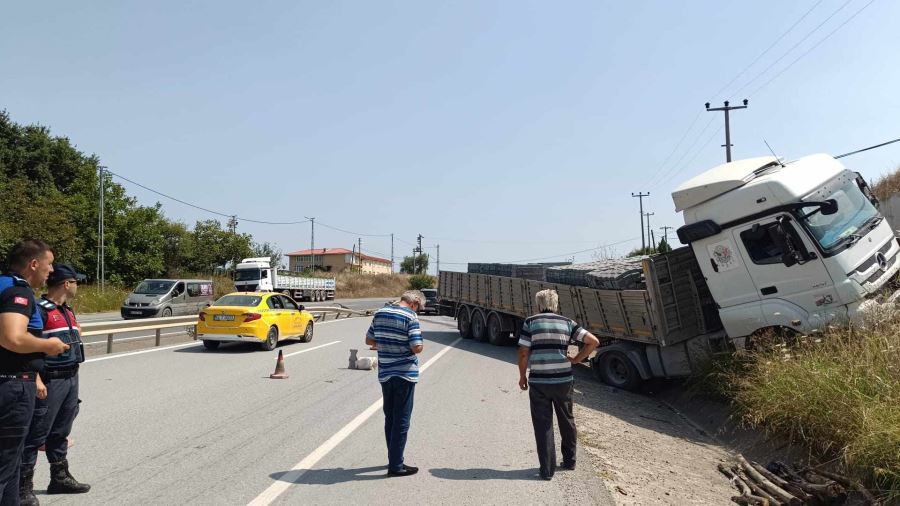 Sondakika  Kaynarca Adapazarı Yolunda Tır Yoldan Çıktı