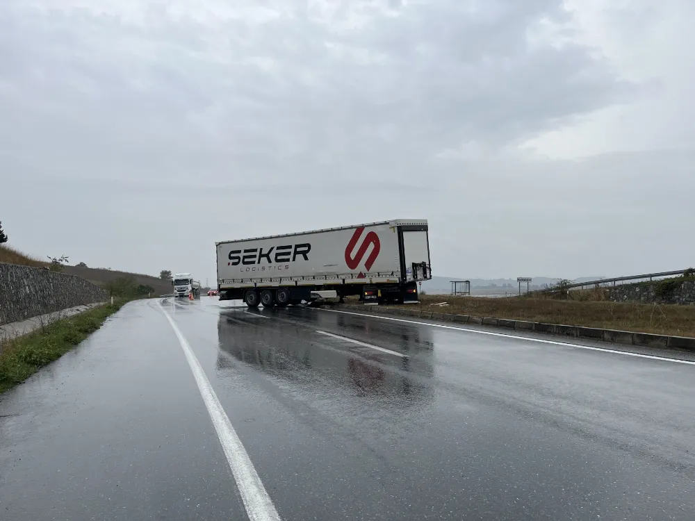 Kaynarca Adapazarı Yolunda Tır Kayarak Ters döndü
