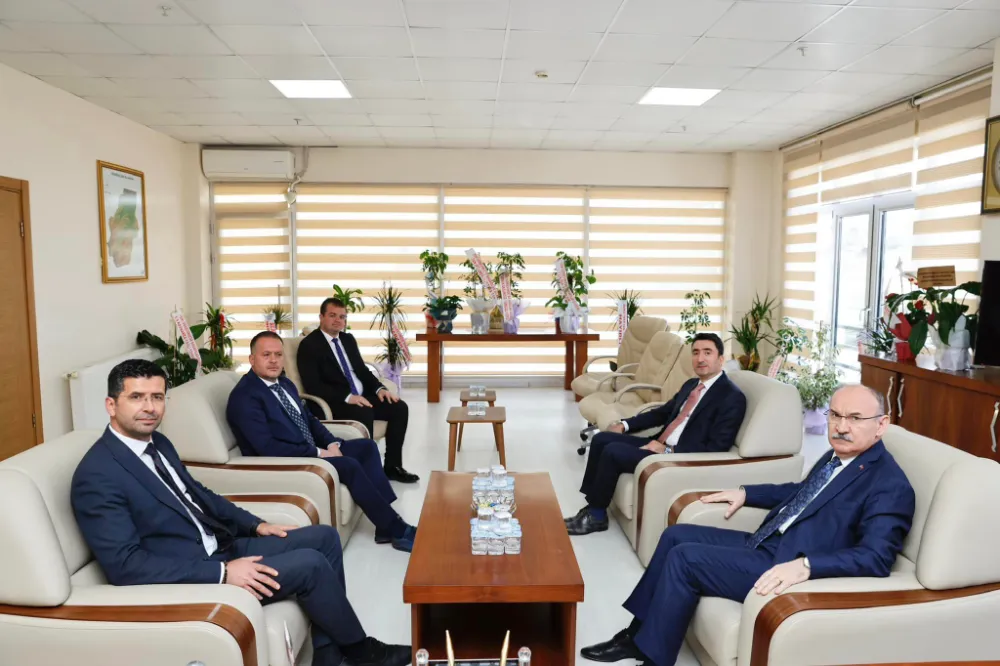 Sakarya Valisi Yaşar Karadeniz Belediye Başkanı Kadir Yazgan’ı ziyaret etti