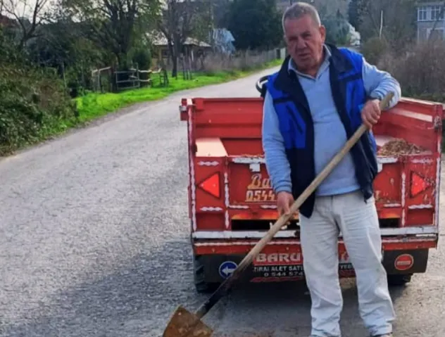 Muhtar aldı eline küreği ve Sitemimiz bu yolları yapmayanlara dedi 