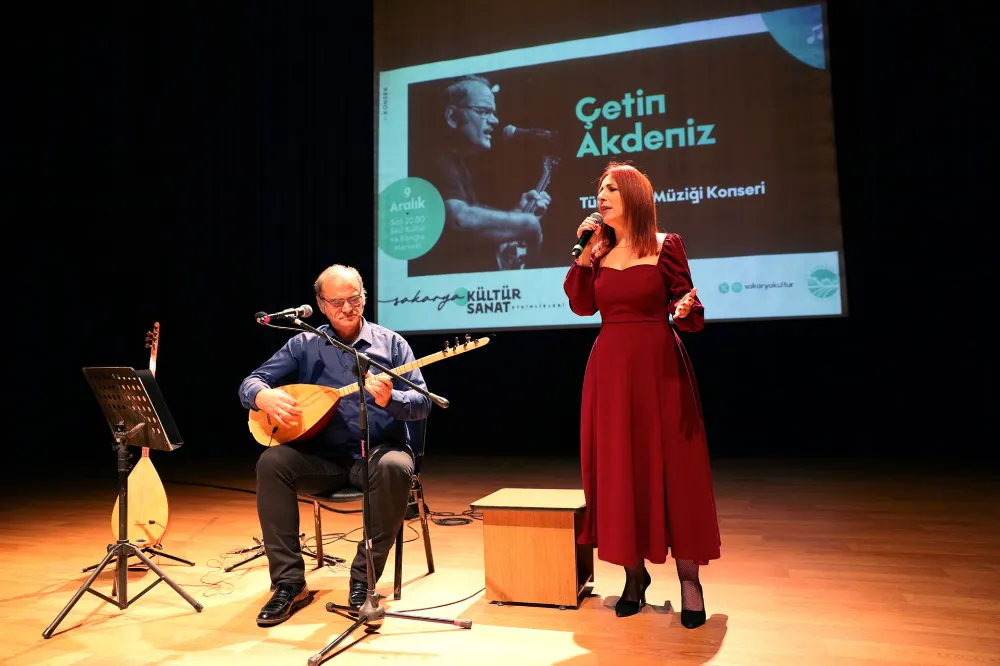 Türk Halk müziğinin Usta Sanatçısı Çetin Akdeniz Konserinde salon tıklım tıklım doldu