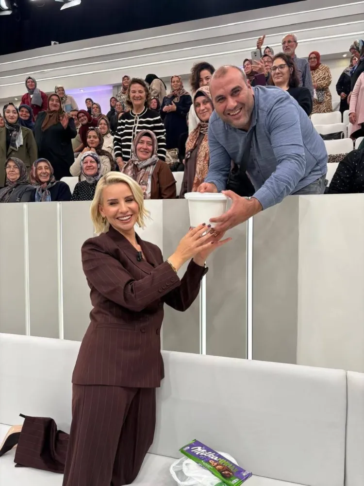 KAYNARCALIİLKER UZ  ESRA EROL’A MANDA YOĞURDU HEDİYE ETTİ