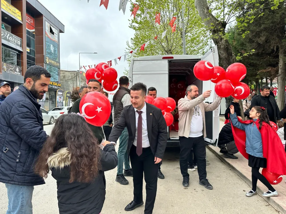 Anahtar Partililer 23 Nİsan Ulusal Egemenlik ve Çocuk Bayramı’nda yüzlerce Türk bayraklı balon dağıttı