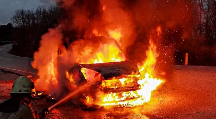 Kaynarca Sarıköy kavşağında bir araç alev alev yandı