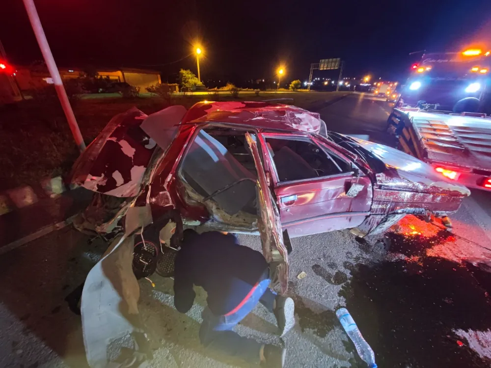 Kaynarca yolu Karasu kavşağında otomobil takla attı