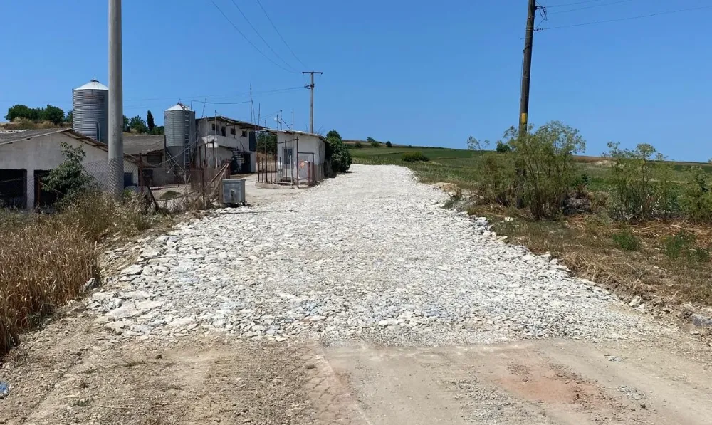 Kaynarca Belediyesi Fen İşleri ekipleri çalışmalarını tarla yollarında yoğunlaştırdı