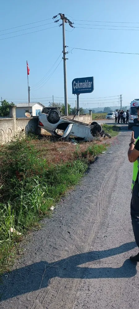 Ters dönen araçta sıkışanları kurtardılar