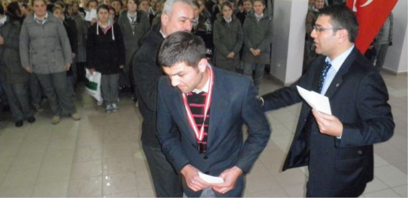 GÜREŞTE BİR MADALYADA KAYNARCA LİSESİNDEN